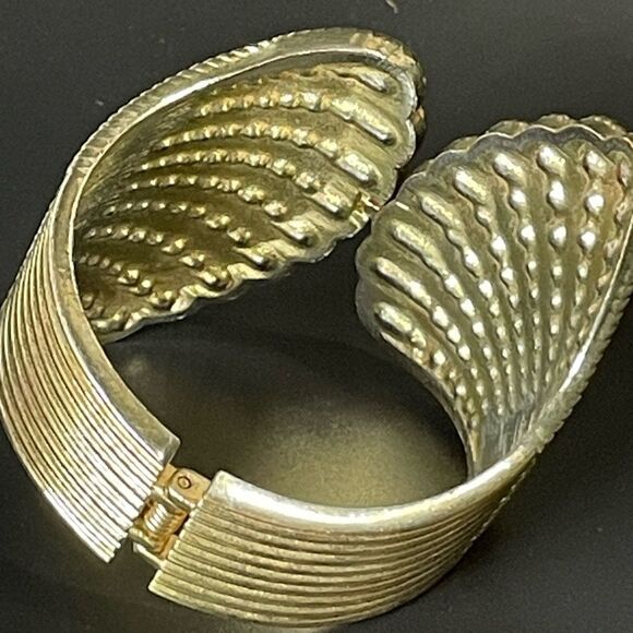 Beautiful Rhinestone Hinged Bracelet - Picture 4 of 4